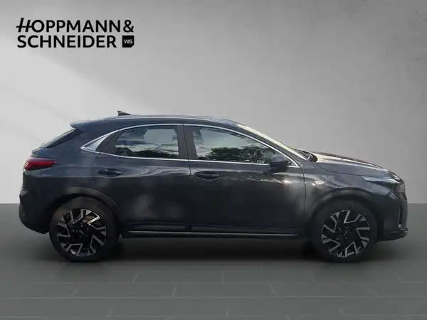 Das Bild zeigt einen KIA XCEED von der Seite in Schwarz. Im Hintergrund ist das Händlerlogo von Hoppmann & Schneider zu sehen.
