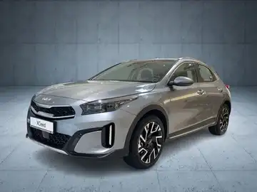 Das Bild zeigt einen silbernen KIA XCEED von der Seite. Es handelt sich um ein Fahrzeugbild ohne Händlerlogo, jedoch mit markanten Texteinblendungen.
