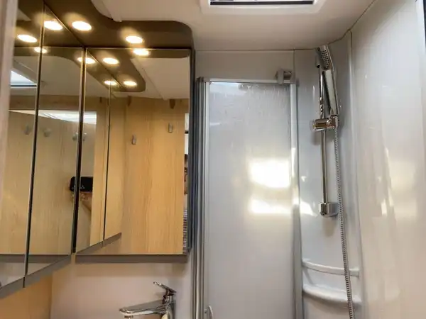 LMC TOURER LIFT H660 (12/15)