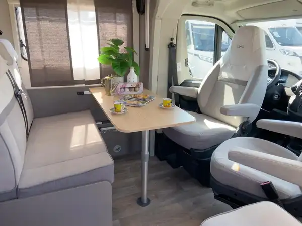 LMC TOURER LIFT H660 (8/15)