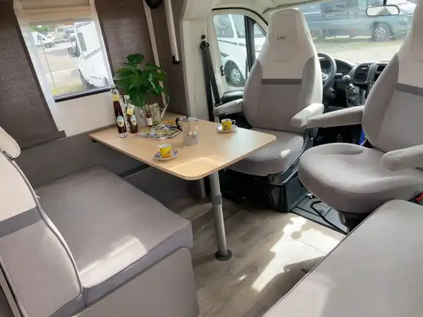 LMC TOURER LIFT H630 (9/15)