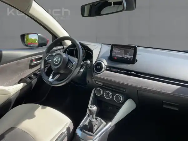 MAZDA 2 (8/15)