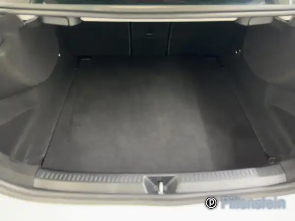 Innenaufnahme des Kofferraums eines Fahrzeuges, farblich in schwarz gehalten.