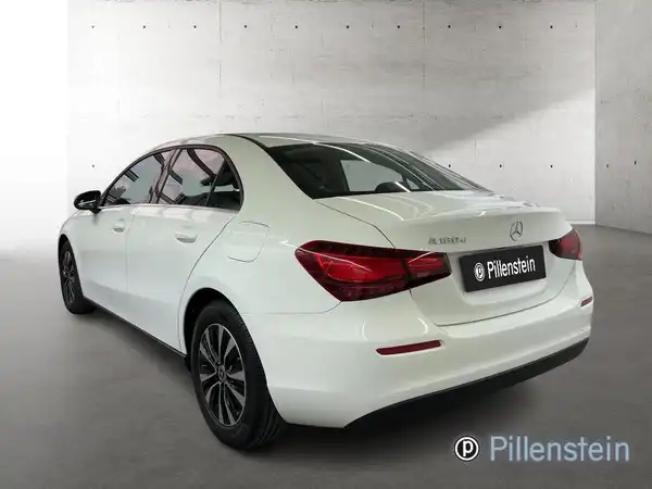 Das Bild zeigt einen weißen Mercedes-Benz A 180 d aus der Rückansicht.