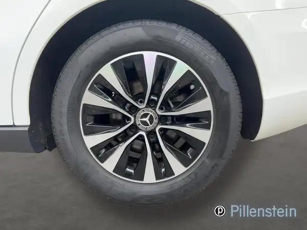 Das Bild zeigt ein seitliches Detail eines weißen Mercedes-Benz A 180 d mit besonderer Felgenansicht.