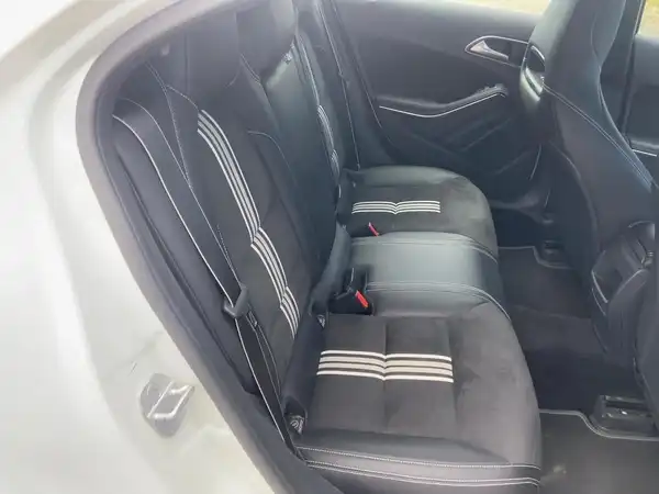MERCEDES-BENZ A 180 (11/15)