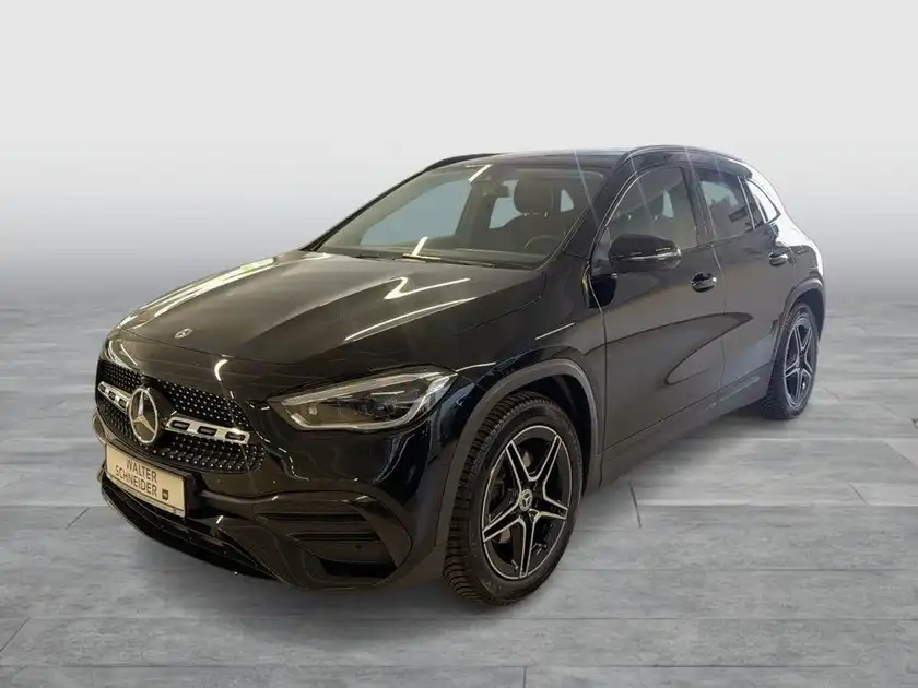 Das Bild zeigt einen schwarzen Mercedes-Benz GLA, aufgenommen von vorne.