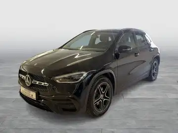 Das Bild zeigt einen schwarzen Mercedes-Benz GLA, aufgenommen von vorne.