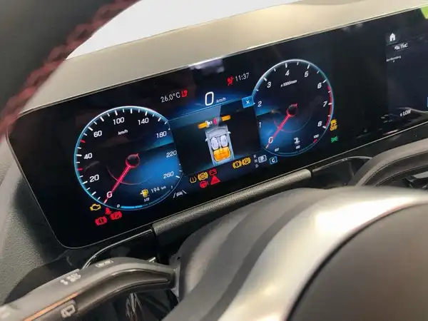 MERCEDES-BENZ GLA (10/18)