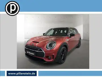 Foto eines roten MINI COOPER CLUBMAN von der Seite, mit Händlerlogo und markantem Text.