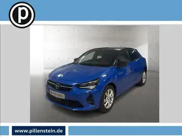Das Bild zeigt einen blauen Opel Corsa aus der Frontalansicht. Es enthält das Händlerlogo und markante Texteinblendungen.
