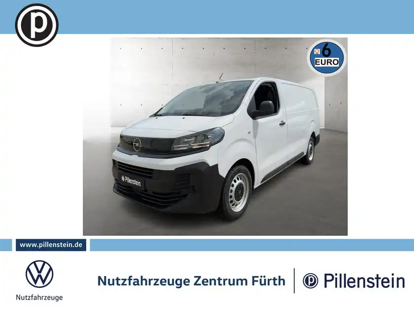 Das Bild zeigt einen weißen Opel Vivaro aus der Seitenansicht. Im Hintergrund ist das Händlerlogo von Pillenstein sowie eine markante Texteinblendung sichtbar.