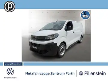Das Bild zeigt einen weißen Opel Vivaro aus der Seitenansicht. Im Hintergrund ist das Händlerlogo von Pillenstein sowie eine markante Texteinblendung sichtbar.