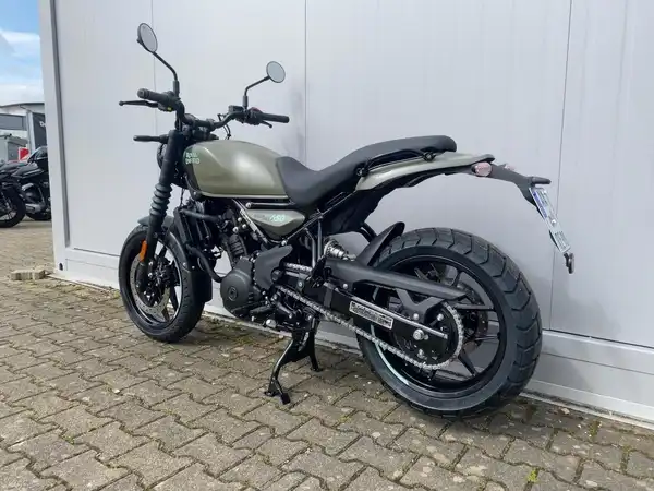 ROYAL ENFIELD GUERILLA 450 (3/7)