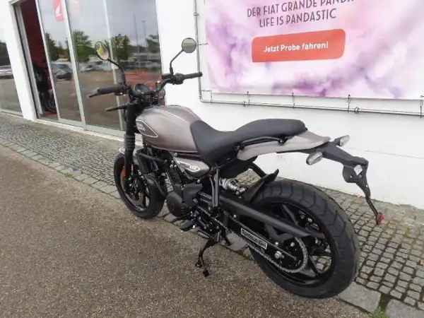 ROYAL ENFIELD GUERILLA 450 (3/7)