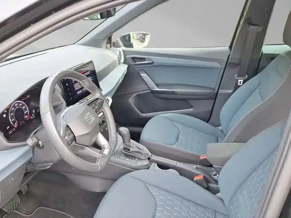 Das Bild zeigt den Innenraum eines SEAT ARO.N. Die Sitze sind in Blau gehalten und es handelt sich um eine Innenaufnahme.