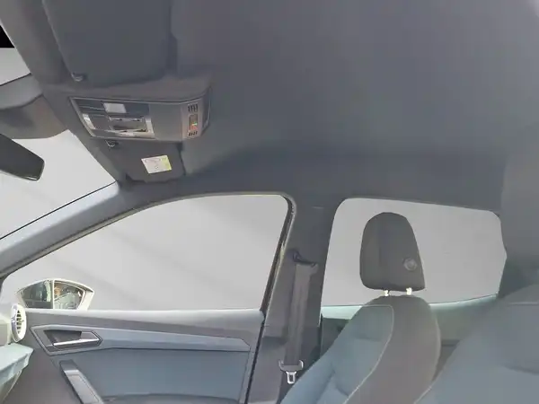 Eine Innenaufnahme des Fahrzeugs mit schwarzem Interieur.