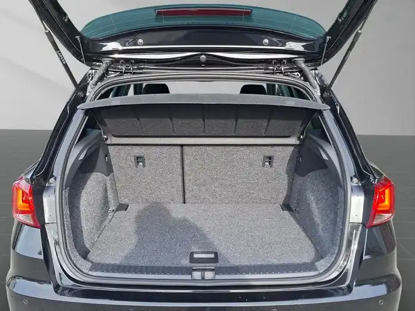 Das Bild zeigt den Kofferraum eines schwarzen SEAT ARONA von hinten.