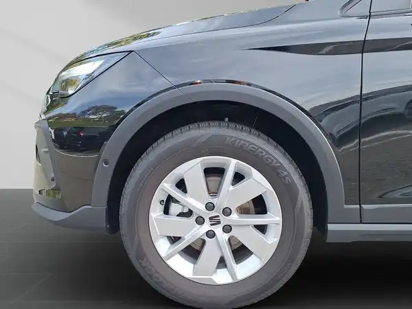 Das Bild zeigt die Seite eines schwarzen SEAT Arona.