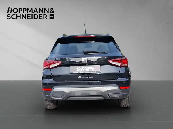 Das Bild zeigt einen schwarzen SEAT Arona von hinten. Es ist das Logo des Händlers Hoppmann & Schneider eingeblendet.
