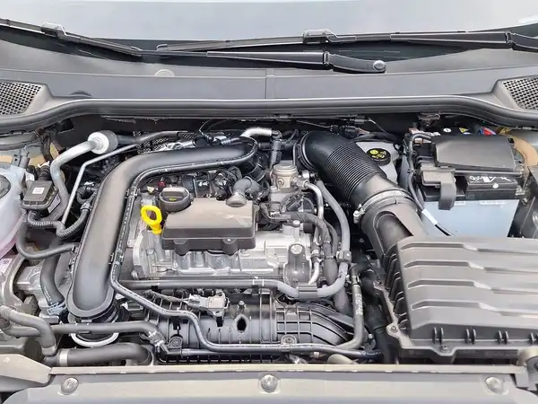 Das Bild zeigt den Motorraum eines Fahrzeugs, aufgenommen von innen unter der Motorhaube.
