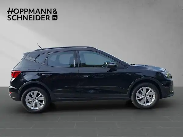 Ein schwarzer SEAT Arona ist von der Seite aufgenommen. Das Bild enthält das Händlerlogo HOPPMANN & SCHNEIDER.
