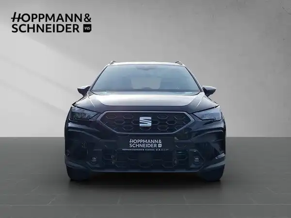 Das Bild zeigt einen schwarzen SEAT ARONA frontal. Im Hintergrund ist das Händlerlogo "HOPPMANN & SCHNEIDER" eingeblendet.