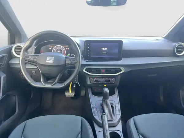 Das Bild zeigt das Innere eines SEAT ARONA mit einem schwarzen Interieur.