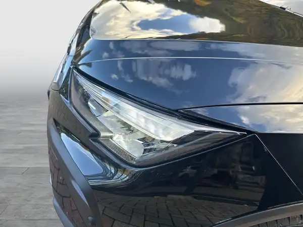 Das Bild zeigt das Fahrzeug (SEAT ARONA) von vorne in der Farbe Schwarz.