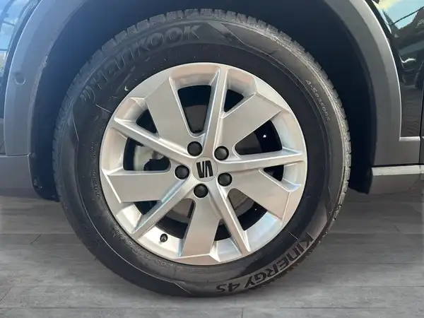 Das Bild zeigt eine seitliche Aufnahme des Fahrzeugs, speziell das Rad. Das Fahrzeug hat eine schwarze Farbe und das Bild enthält kein Händlerlogo oder markante Texteinblendungen.