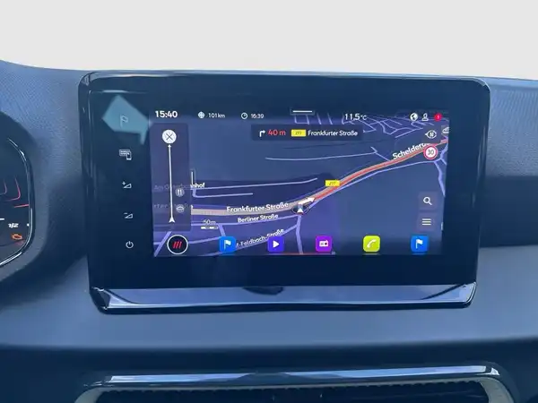 Innenaufnahme des Fahrzeugs SEAT Arona mit Navigationsdisplay, das eine Wegbeschreibung anzeigt.