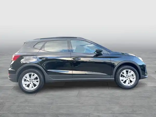 Das Bild zeigt einen schwarzen SEAT ARONA von der Seite.