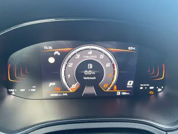 Das Bild zeigt das Armaturenbrett eines SEAT ARONA mit einem digitalen Display. Die Anzeige enthält Informationen über Geschwindigkeit, Verbrauch und weitere Fahrzeugdaten.