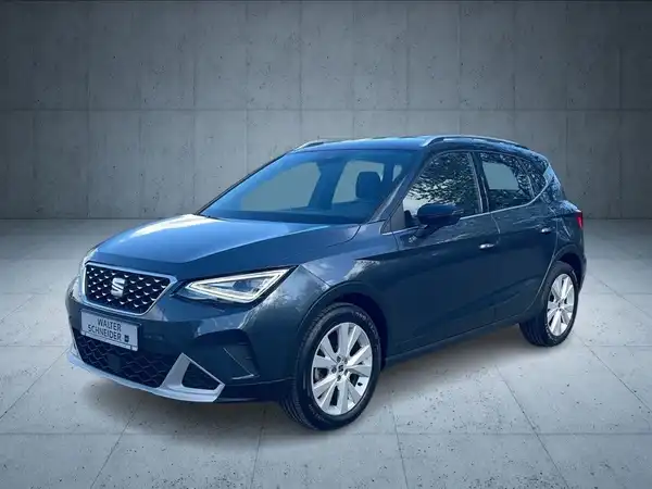 Das Bild zeigt einen SEAT ARONA in blauer Farbe, aufgenommen von der Seite.
