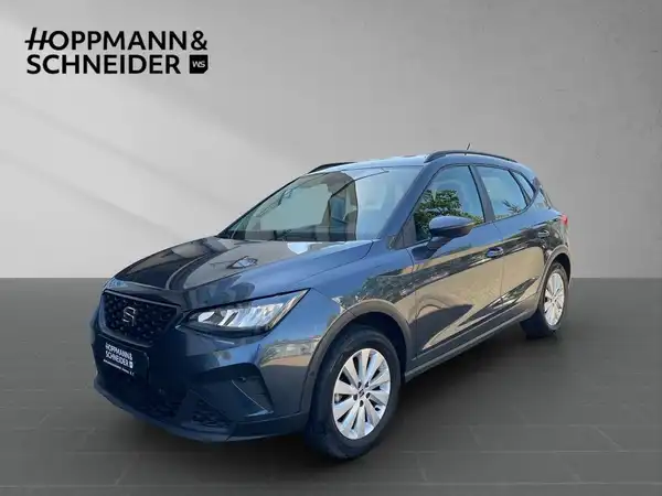 Das Bild zeigt einen SEAT Arona von der Seite in blauer Farbe. Das Händlersymbol von HOPPMANN & SCHNEIDER ist im Bild eingeblendet.