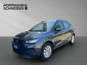 Das Bild zeigt einen SEAT Arona von der Seite in blauer Farbe. Das Händlersymbol von HOPPMANN & SCHNEIDER ist im Bild eingeblendet.