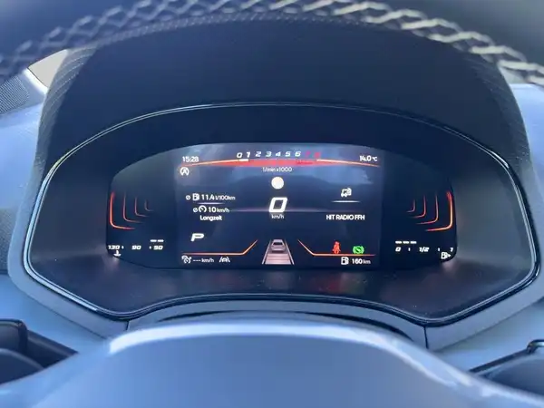 Das Bild zeigt das Interieur eines SEAT Arona mit einem modernen, schwarzen Cockpit-Design. Es sind markante Texteinblendungen auf dem Display zu sehen.