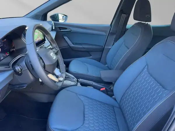 Das Bild zeigt den Innenraum eines SEAT ARONA mit blauen Sitzen.