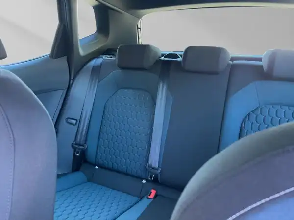 Innenaufnahme des Fahrzeugs, mit blauem und schwarzem Interieur.
