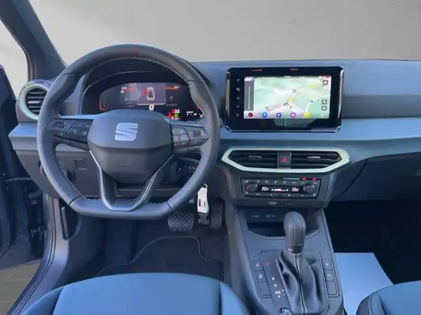 Das Bild zeigt das Innere eines SEAT ARONA mit einem schwarzen Interieur.