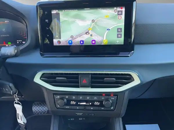 Innenaufnahme des Fahrzeugs SEAT ARONA mit einem Navigationsdisplay.