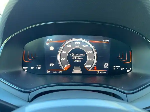 Das Bild zeigt das Armaturenbrett eines SEAT ARONA mit einem digitalen Displaysystem. Die Anzeige zeigt Geschwindigkeitsdaten, Reichweite und andere wichtige Informationen in einem modernen Design.
