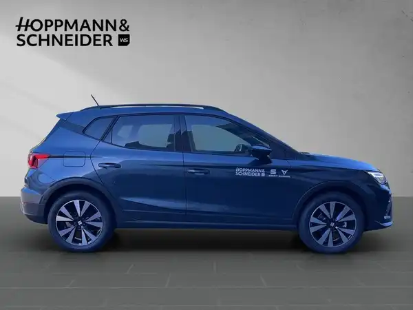 Das Bild zeigt einen SEAT ARONA von der Seite in blauer Farbe, mit dem eingeblendeten Händlerlogo HOPPMANN & SCHNEIDER.