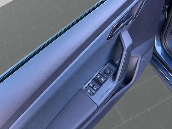Eine Innenaufnahme der Fahrertür eines SEAT Arona, Farbe des Interieurs ist blau.