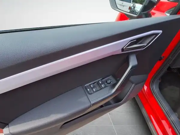 SEAT ARONA (8/18)