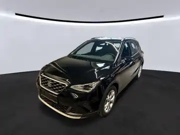 Das Bild zeigt ein schwarzes Fahrzeug, aufgenommen von der Seite.