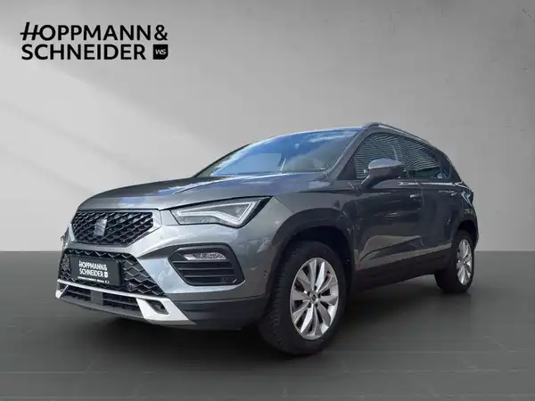 Das Bild zeigt einen grauen SEAT ATECA von der Seite, mit einem Händlerinformationslogo im oberen Bereich des Bildes.
