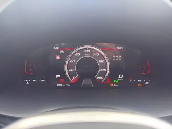 Das Bild zeigt das Armaturenbrett eines SEAT Ateca mit einer schwarzen Innenausstattung.