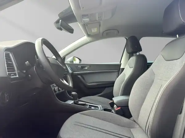 Das Bild zeigt den Innenraum eines Fahrzeugs (SEAT ATECA). Der Innenraum ist in Grau gehalten und zeigt die Sitze und das Lenkrad.