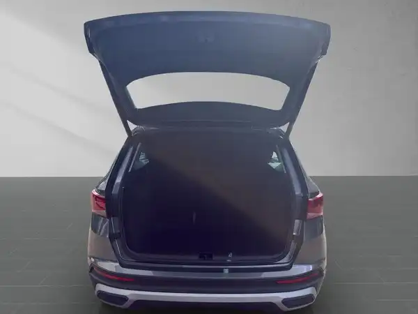 Das Bild zeigt die Rückseite eines SEAT ATECA mit geöffnetem Kofferraum.